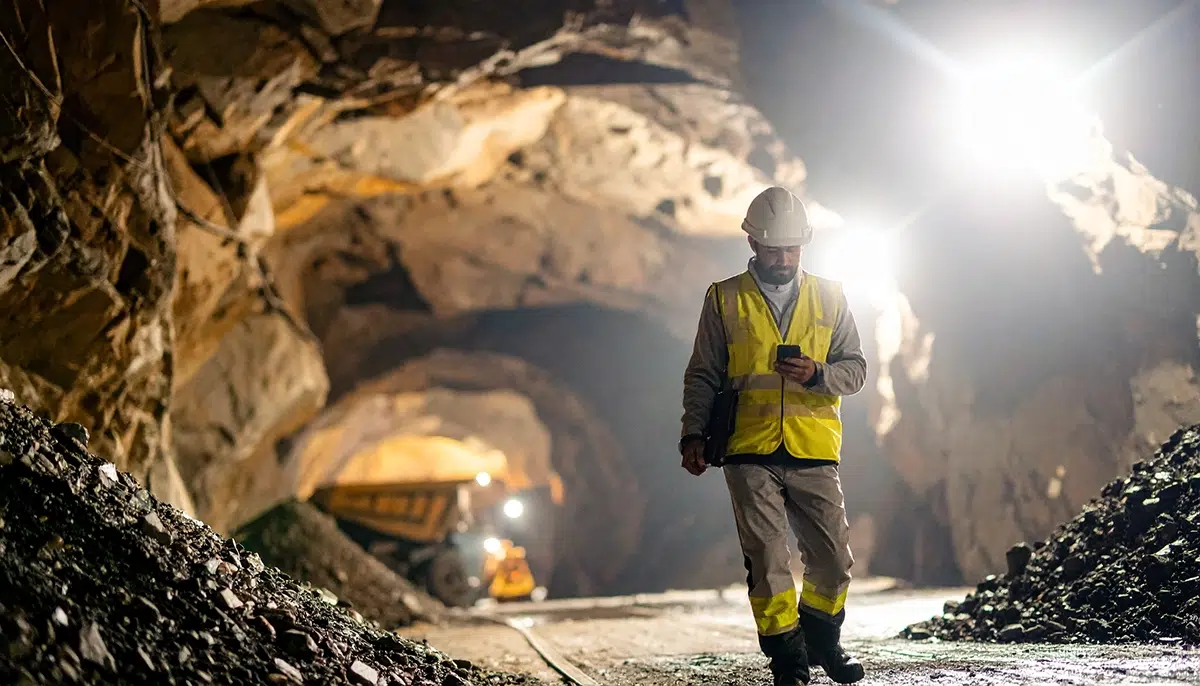 worker using bis lone worker app